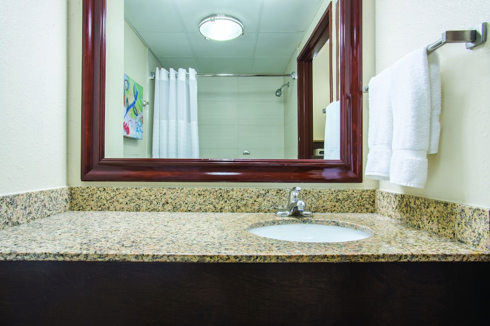 La Quinta Inn & Suites by Wyndham Sarasota I75 - photo 22