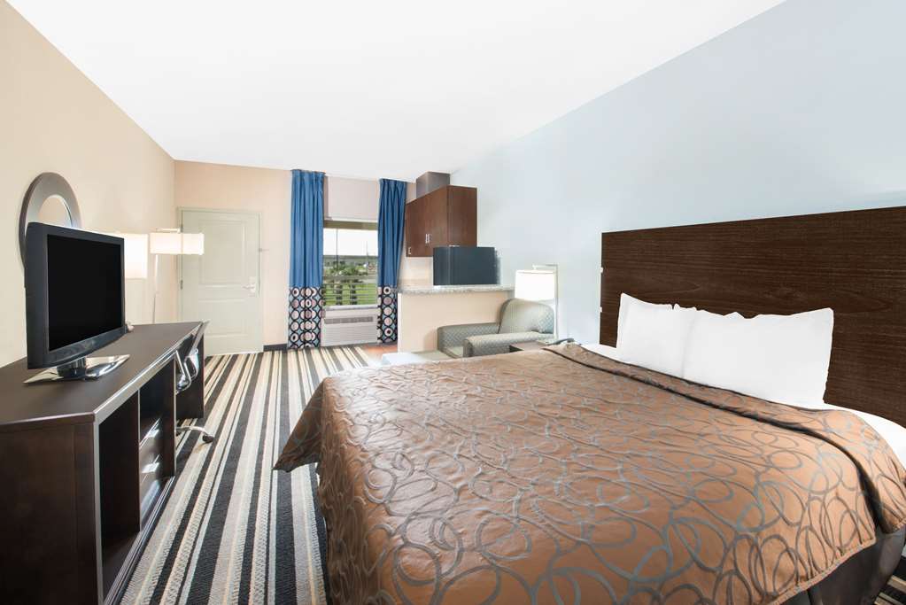 Super 8 by Wyndham Dilley TX - photo 9