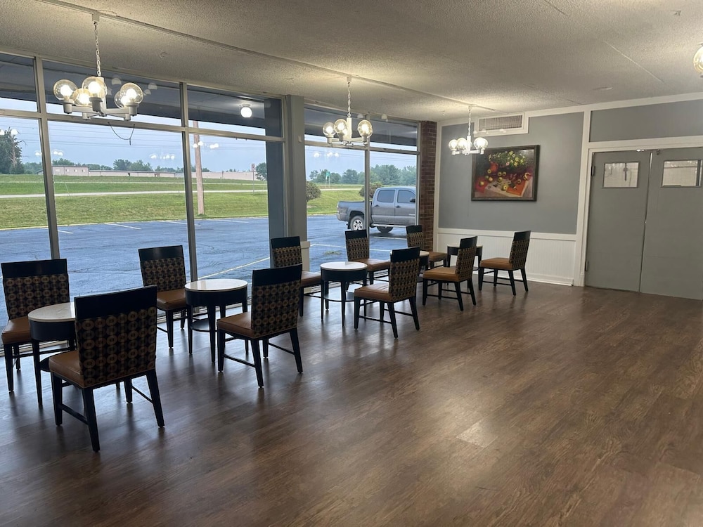 Americas Best Value Inn Rockford - photo 23