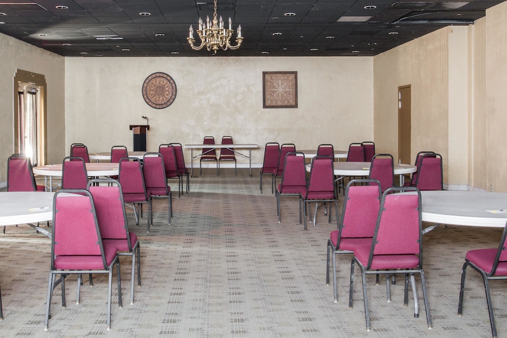 Days Hotel By Wyndham Peoria Glendale Area - photo 18