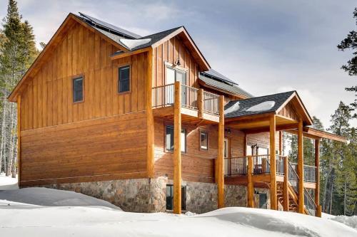 PURE LUXURY with Hot Tub Pool Table and Sauna plus Wet Bar Chessetts Lodge — 4-Star Luxury Hotel in Fairplay, United States