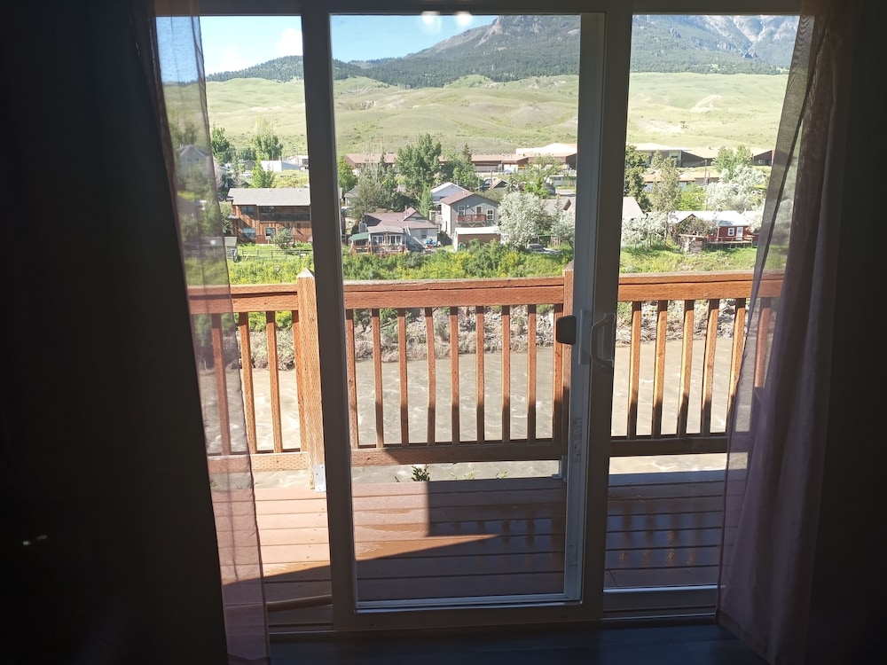 Yellowstone Riverside Cottages - photo 26