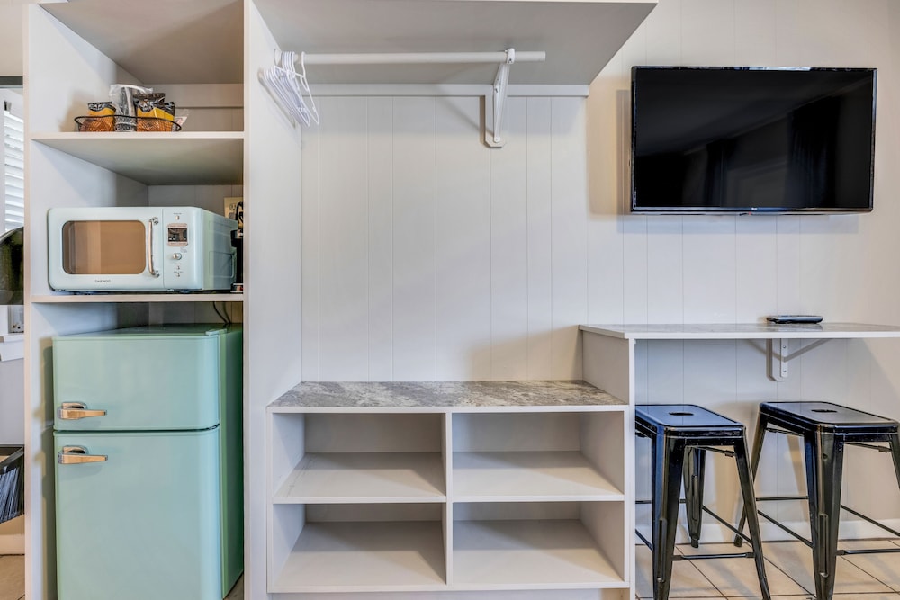 Dolphin Oceanfront Motel - photo 4