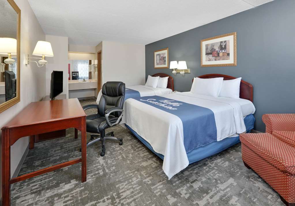 Days Inn & Suites by Wyndham Bentonville - photo 6