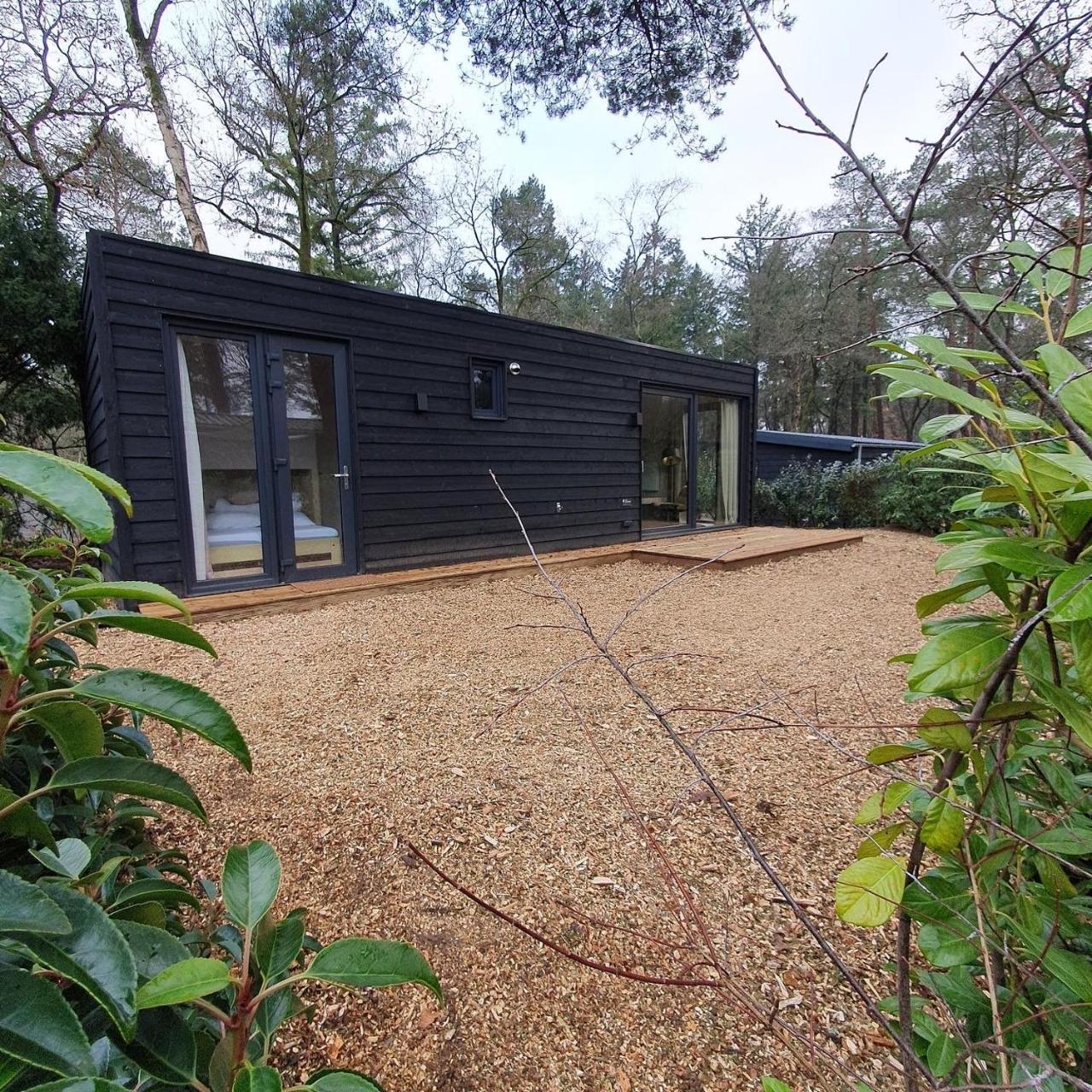 Ultiem ontspannen in luxe en design ingericht Tiny house Onyx in bosrijke omgeving — 4-Star Luxury Hotel in Nunspeet, Netherlands