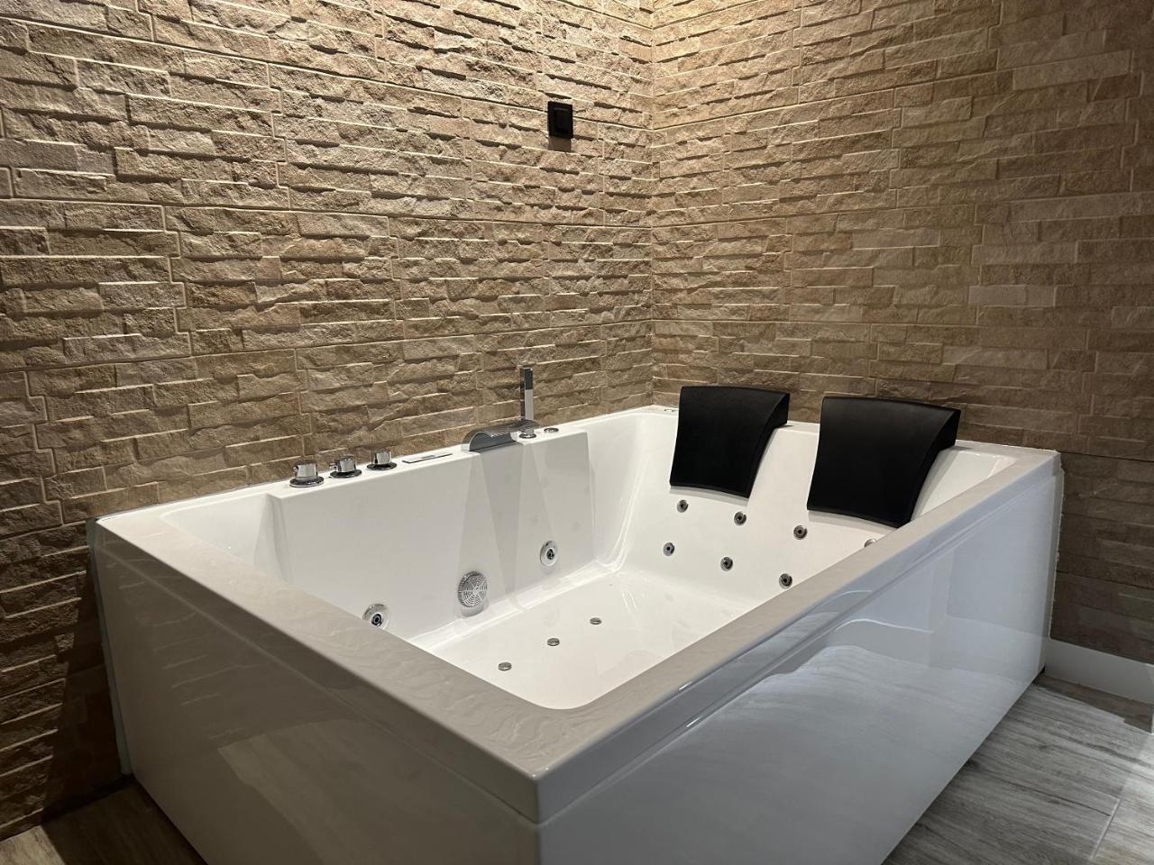 Huellas de la Mancha — 4-Star Luxury Hotel in Burguillos De Toledo, Spain