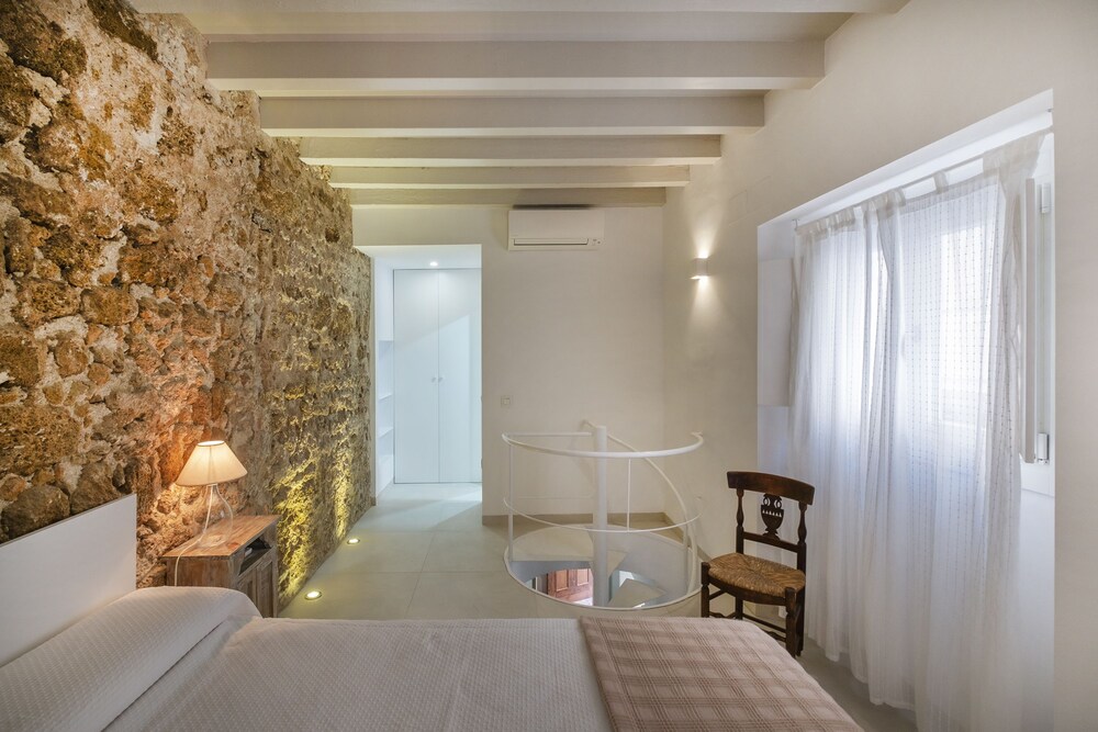 Casa La Muralla MEDIEVAL by Cadiz4Rentals — 4-Star Luxury Hotel in Cadiz, Spain