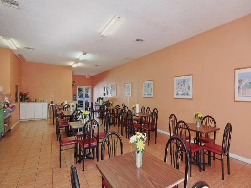 Howard Johnson Inn Tropical Palms Kissimmee - photo 5