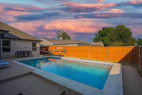 Trendy and Modern home w a Private Pool — 4-Star Luxury Hotel in Rowlett, United States