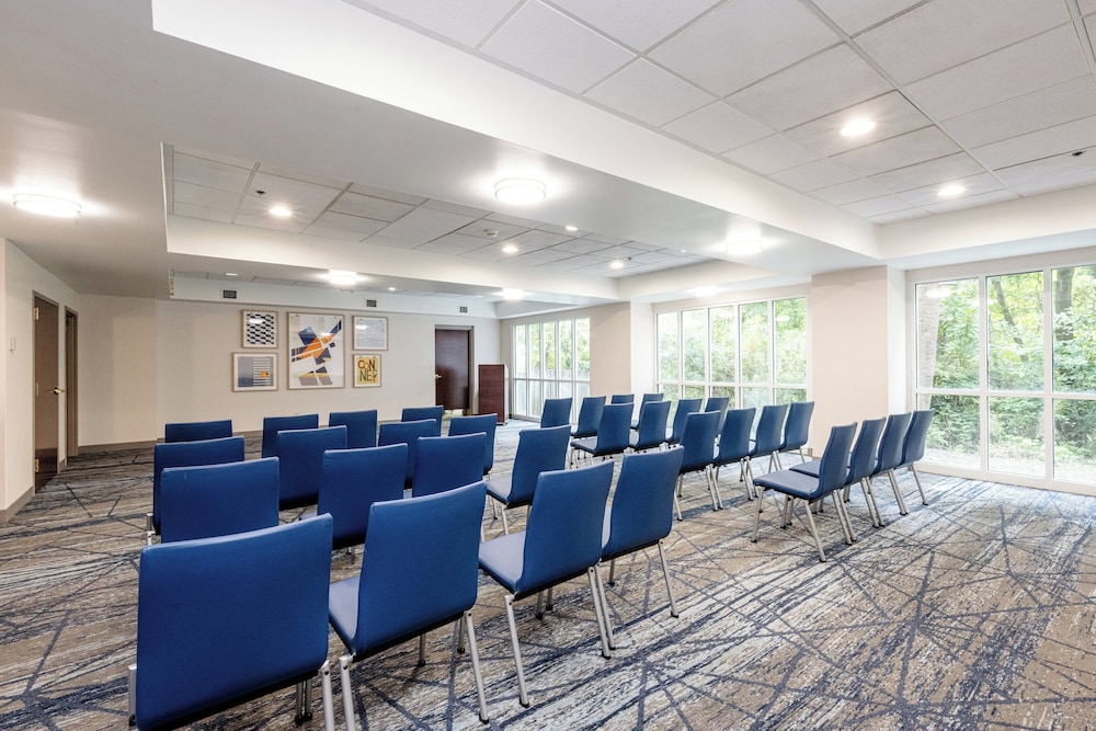 Holiday Inn Express & Suites Charleston Northwoods by IHG - photo 44