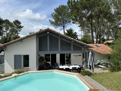 Chez Celine Sous Les Pins de 1 a 8 Personnes Piscine Ocean Lac Velos — hotel in Vielle-Saint-Girons