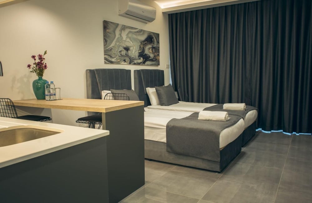 Modern Studio Flat With Pool Near Beach Iskele — hotel in Trikomo