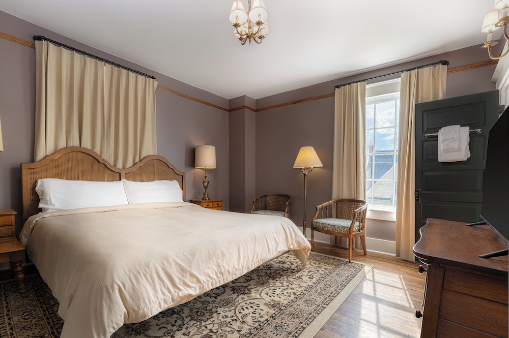The NuWray Hotel & Carriage House - photo 15