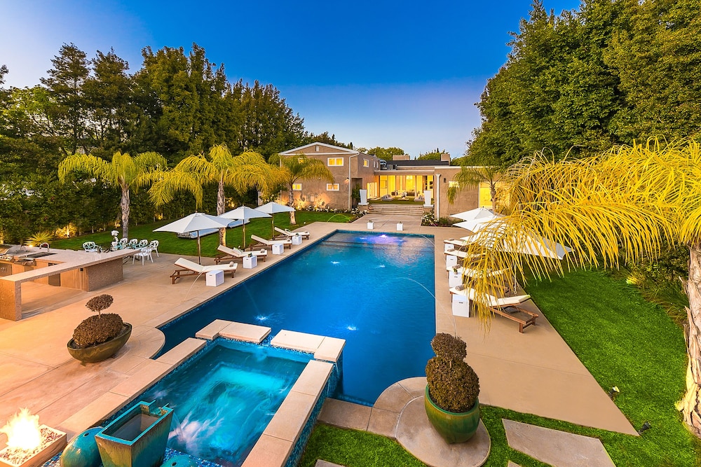 Beverly Hills Luxury Modern Palace - carbon neutral hotel in Beverly Hills