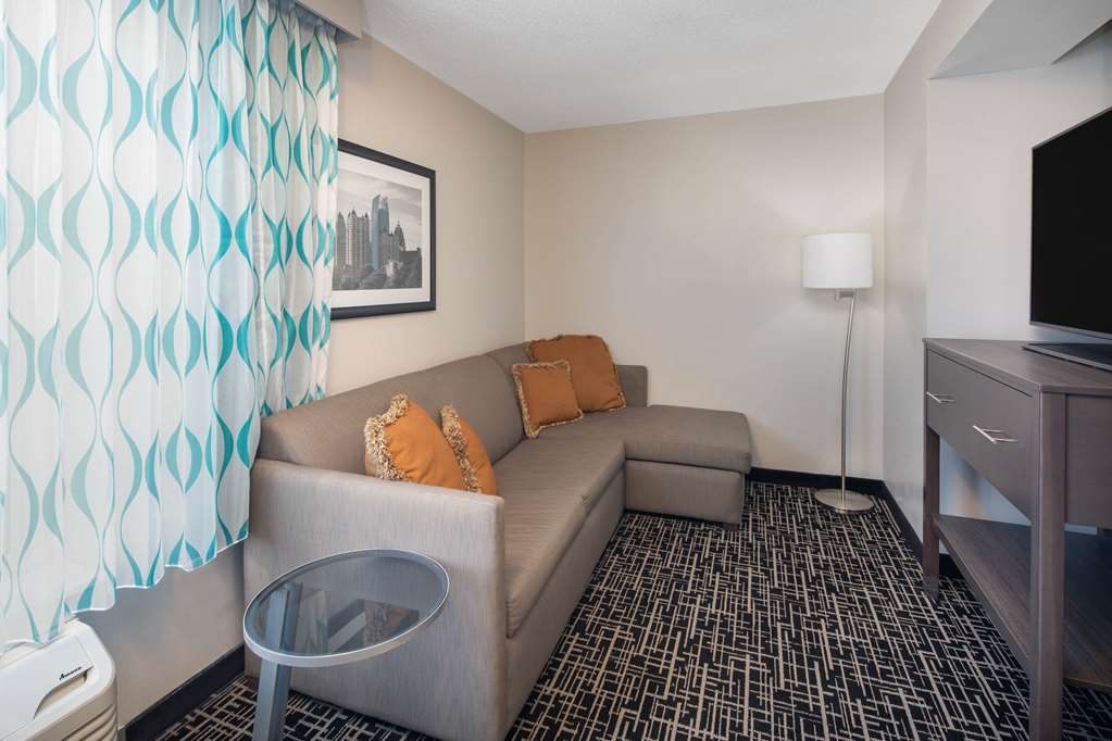 La Quinta Inn & Suites by Wyndham Atlanta Airport North - photo 25