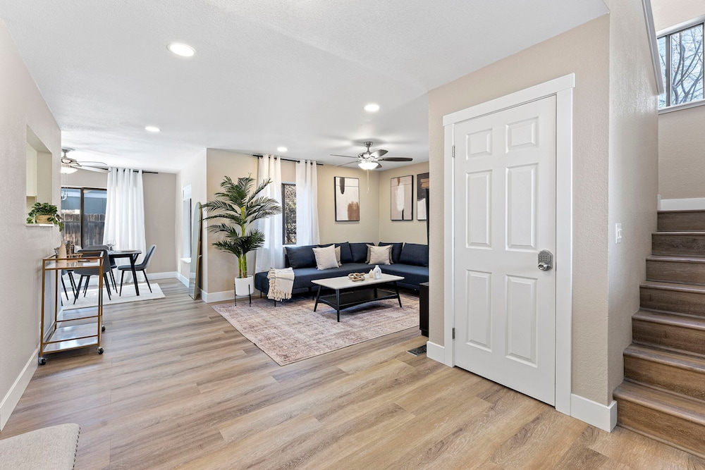 Elegant 4BD Reno Abode Close to Shops and Casinos - photo 17
