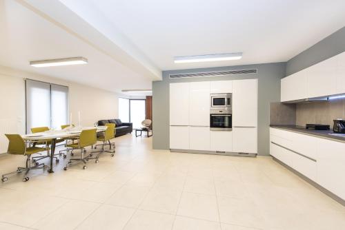 Spacious Fully Equipped 3bd 2bath Apt in the Heart of City with Balconies AC And Fast Wifi #1 — 4-Star Luxury Hotel in Irakleion, Greece