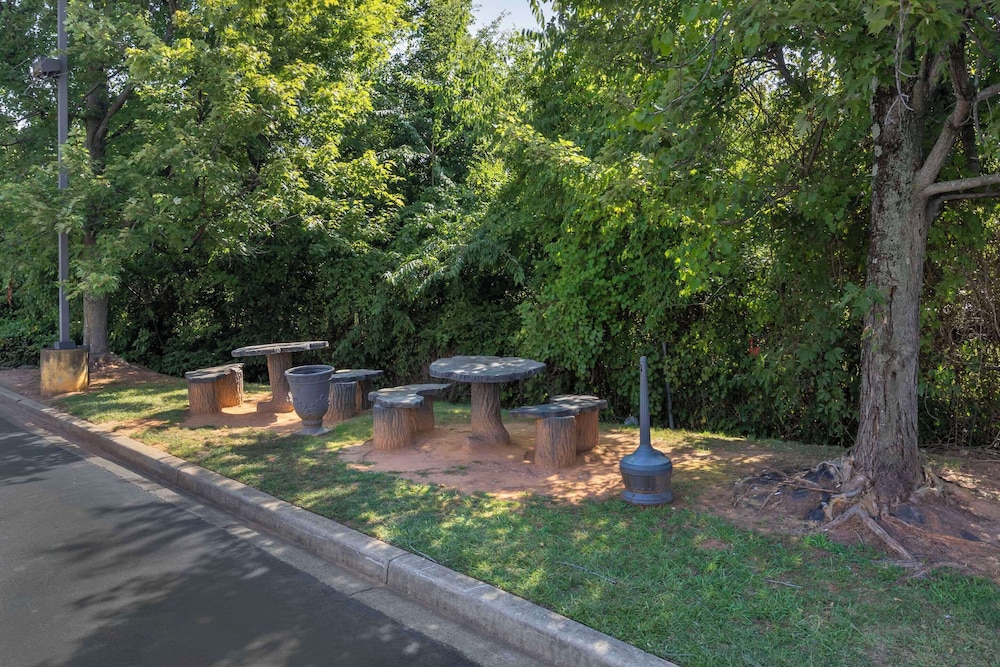 Greenville Pelham Inn by IHG - photo 32