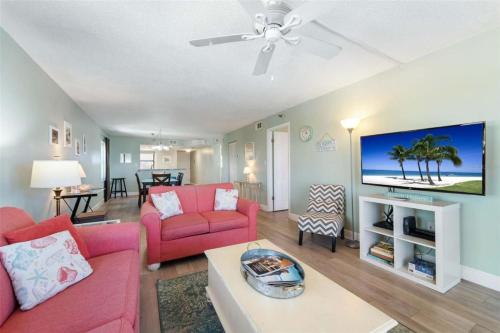 La Coquina 306 Beachside Comfort 2bd 2ba — hotel in Madeira Beach