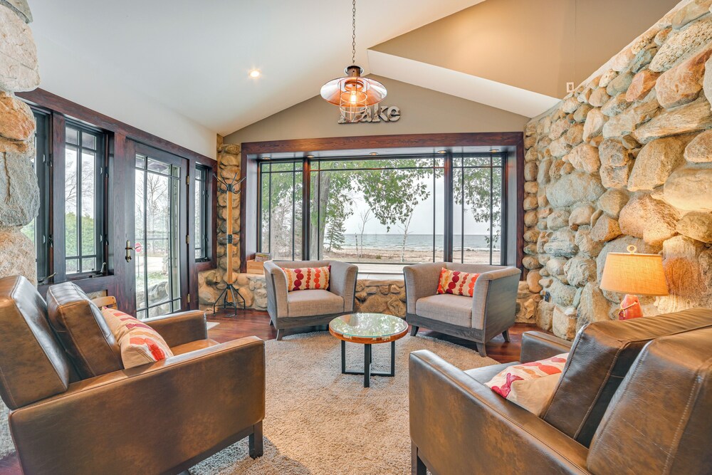 1 Mi To Dtwn Lakefront Earl Young Charlevoix Home — 4-Star Luxury Hotel in Charlevoix, United States