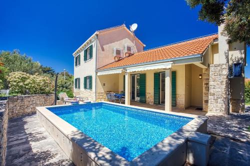 Villa SAN with heated pool traditional surroundings 3 bedrooms — 4-Star Luxury Hotel in Nerezisce, Croatia