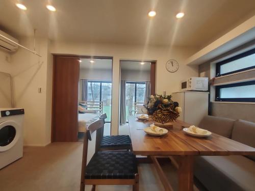 C2 Shibuya New Hotel 2 Bedrooms And 1 Living Room 7 Mins To St Max 6P 渋谷全新酒店 全新装修 两室一厅 交通中心 车站7分钟 最大6人 直达新宿 涉谷 表参道 品川 池袋 上野 代代木 银座 原宿 in Tokyo, Japan