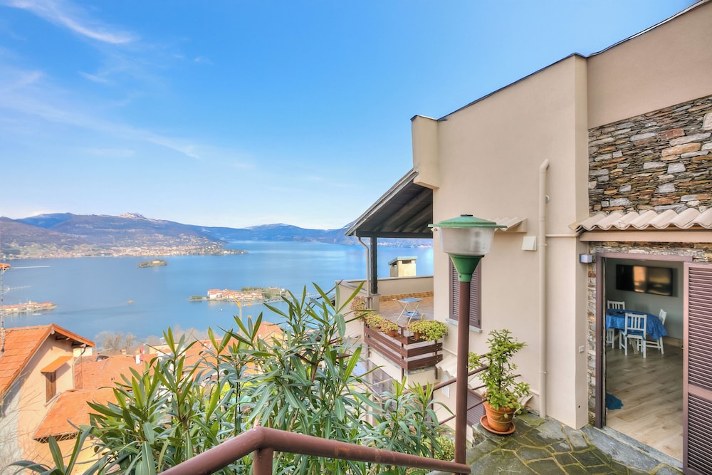 Lake View Terrace Over The Borromean Isla — 4-Star Luxury Hotel in Stresa, Italy
