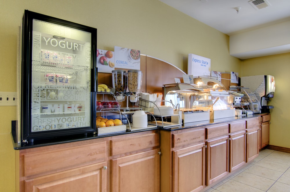 Holiday Inn Express Hotel & Stes Kansas City Sports Complex by IHG - photo 41