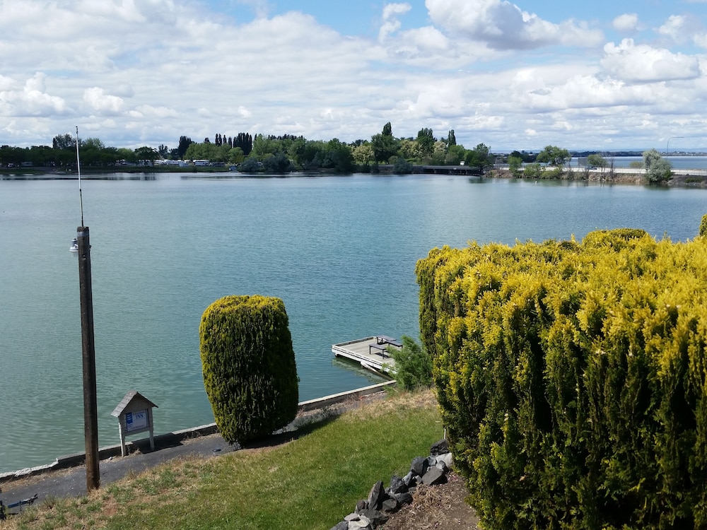 Lakeshore Inn Water Front - photo 42