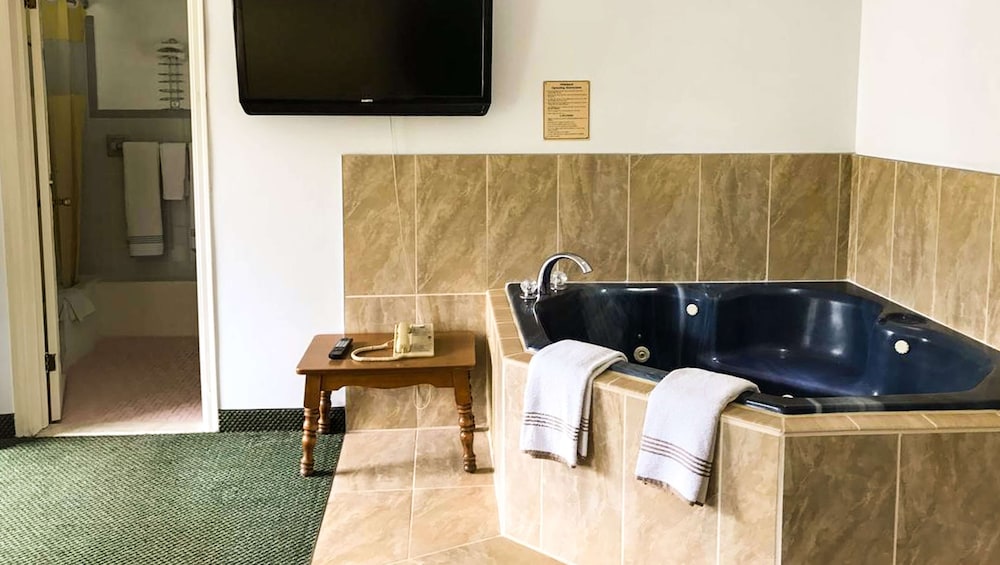 Relax Inn Altoona - photo 67