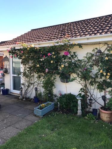 Annexe in lymington with private use of hot tub — 4-Star Luxury Hotel in Everton, United Kingdom