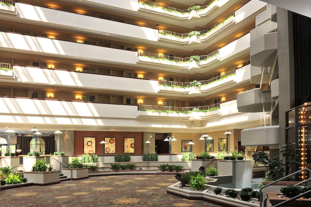 Embassy Suites Hotel Des Moines Downtown - photo 2