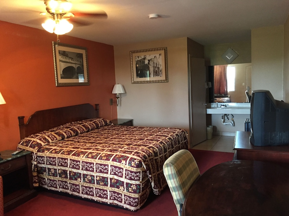 Deluxe Inn Airport - photo 7