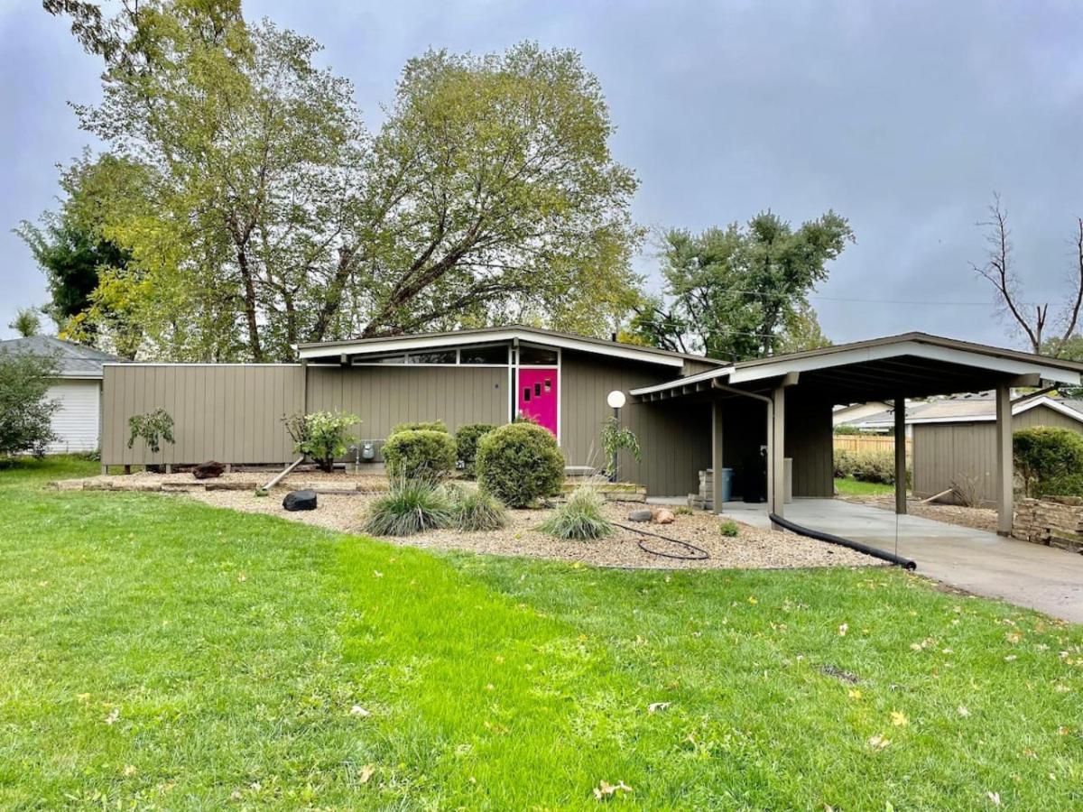 Mid Century Style And Class In Quiet Ne Location — Cedar Rapids