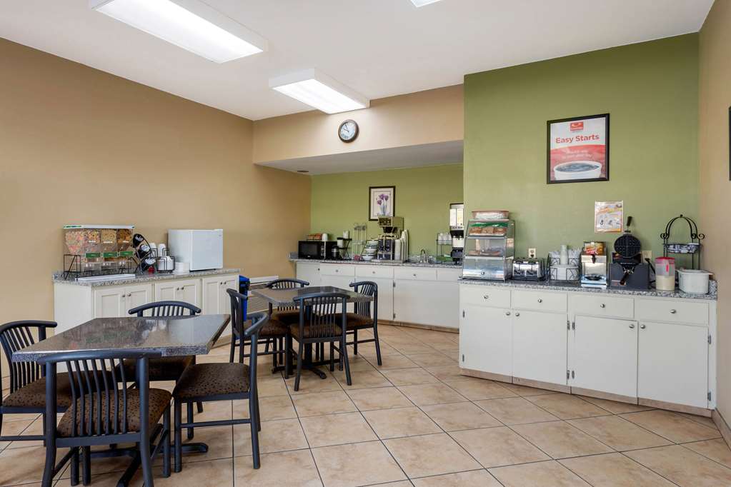 Econo Lodge Belton Kansas City South - photo 14