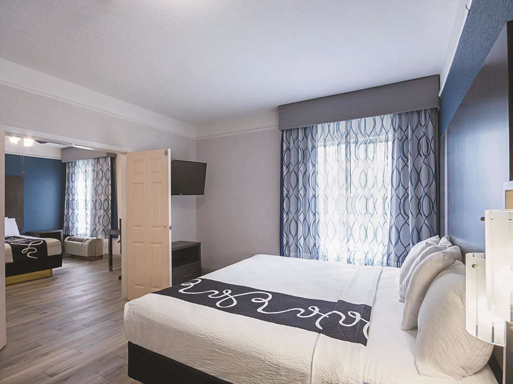 La Quinta Inn & Suites by Wyndham Kingwood Houston IAH Airpt - photo 27