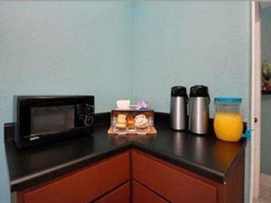 Rodeway Inn 1199 Linden Avenue - photo 10
