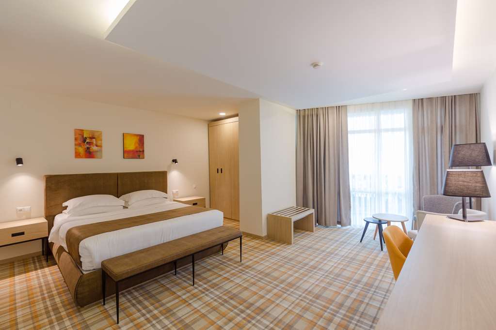 Deluxe Guest Room with King Bed and a Mountain View