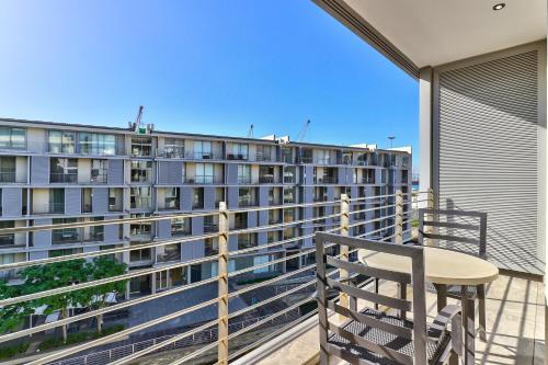 Harbour Bridge Apartment on Waterfront Canal