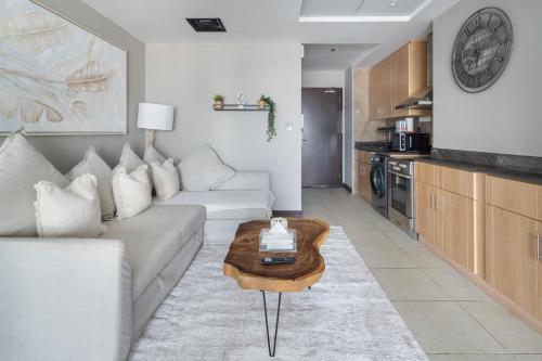 Chic Jlt Studio Lake View Pool Metro Access — 4-Star Luxury Hotel in Dubai, United Arab Emirates