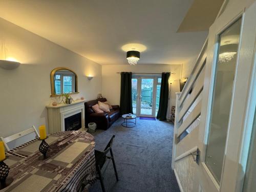 Welcome to your modern and comfortable stay in Cheltenham Free Parking spacious 2 bedroom town house self catering walking distance to town centre — 4-Star Luxury Hotel in Cheltenham, United Kingdom