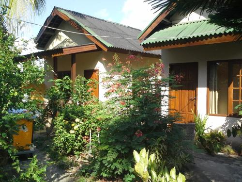 Arnel Bungalows - carbon neutral hotel in Pemenang