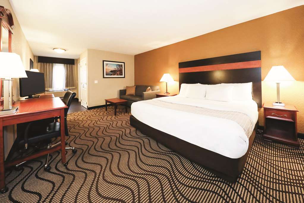 La Quinta Inn by Wyndham Sandusky near Cedar Point - photo 8