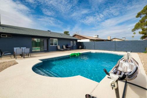 Msg for 5 off KingBed PoolYard GuesthouseGlendale — 4-Star Luxury Hotel in Glendale, United States