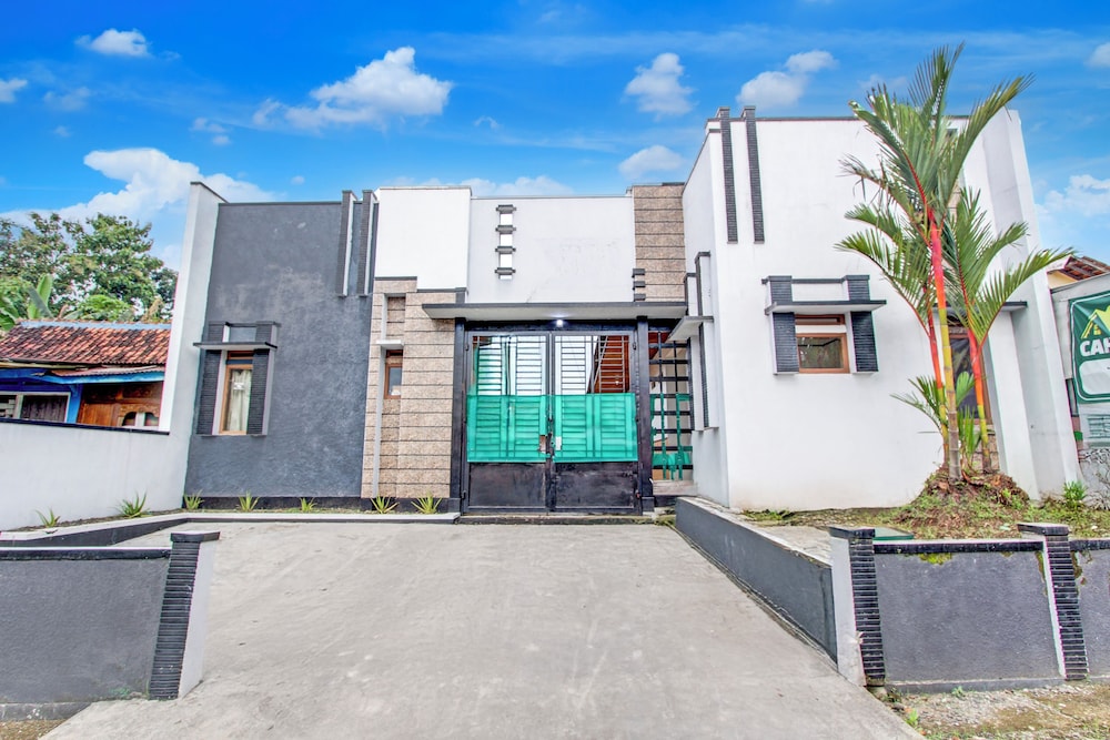 Hotel O Purwokerto Near Alun Alun Purwokerto Formerly Guest House Rania in Purwokerto, Indonesia