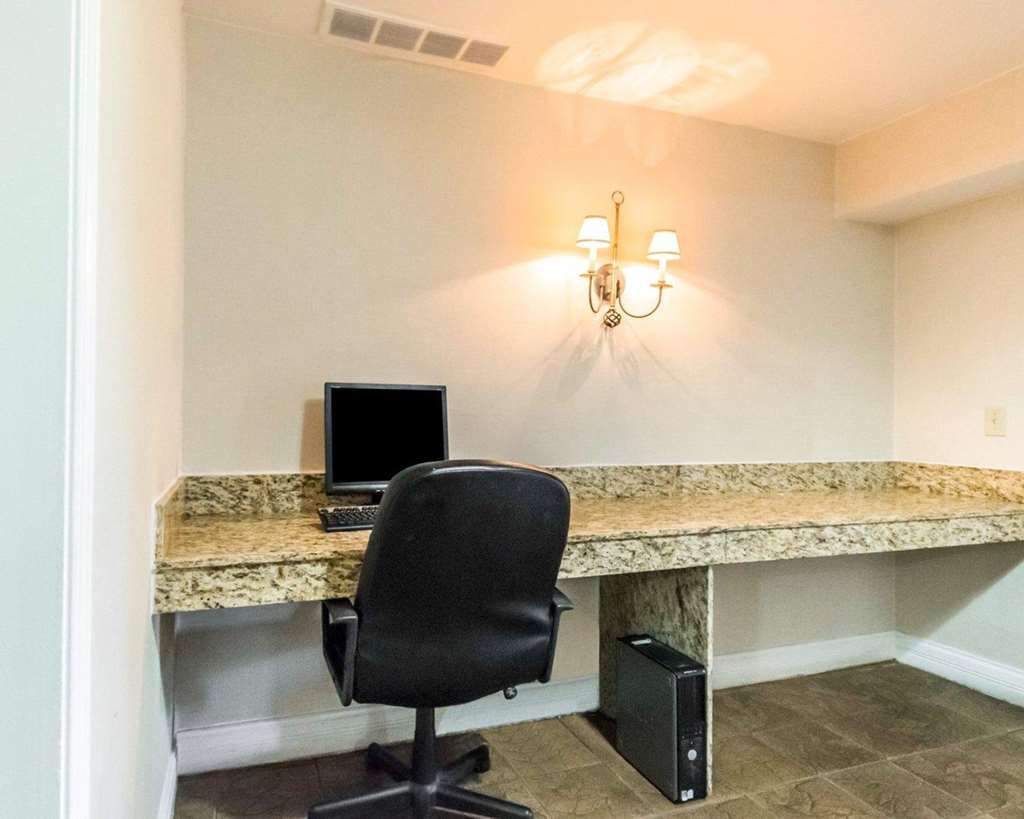 Quality Inn & Suites University Airport - photo 32