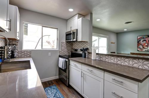 Luxury 3 bed home near the Strip w a poker table