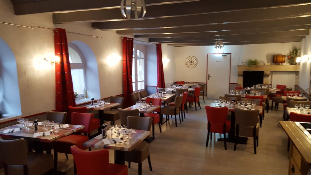 Hotel Restaurant Les Trois Pigeons — Lezay