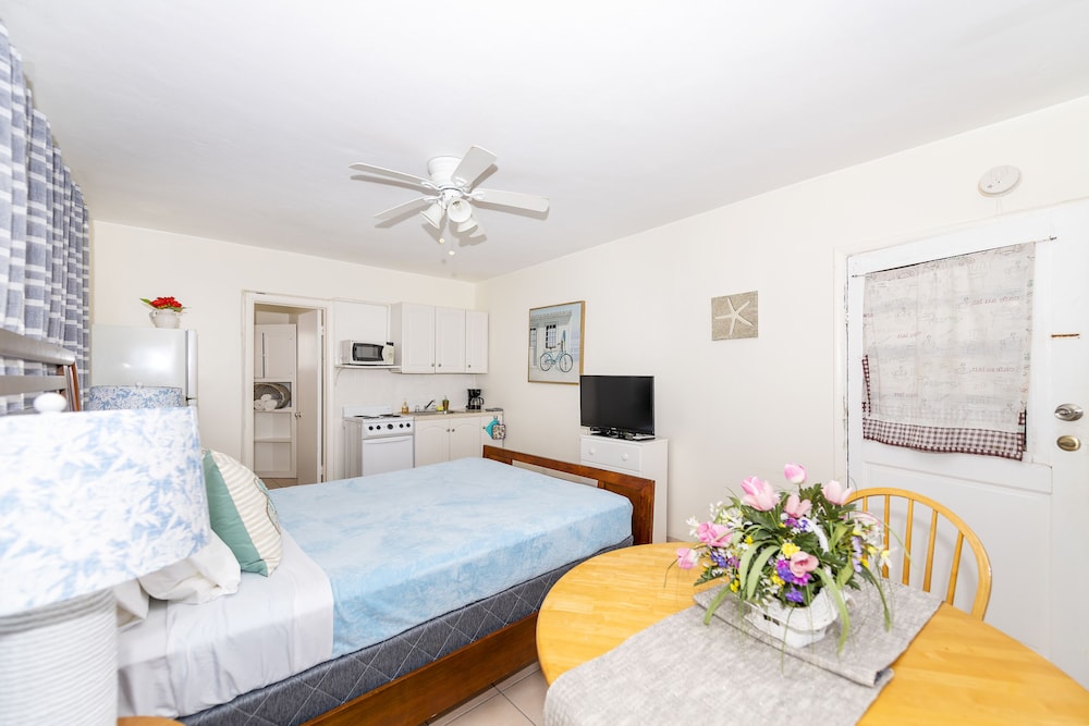 Tropic Isle Hotel and Apartment - photo 6