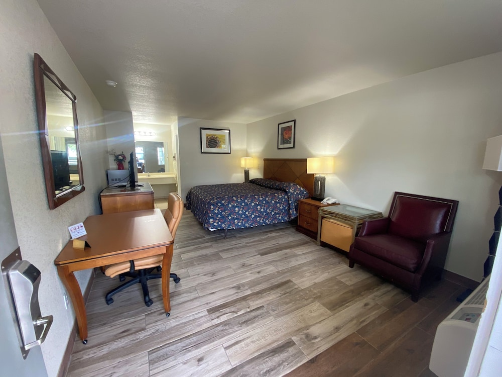 Cedar Creek Inn - photo 11